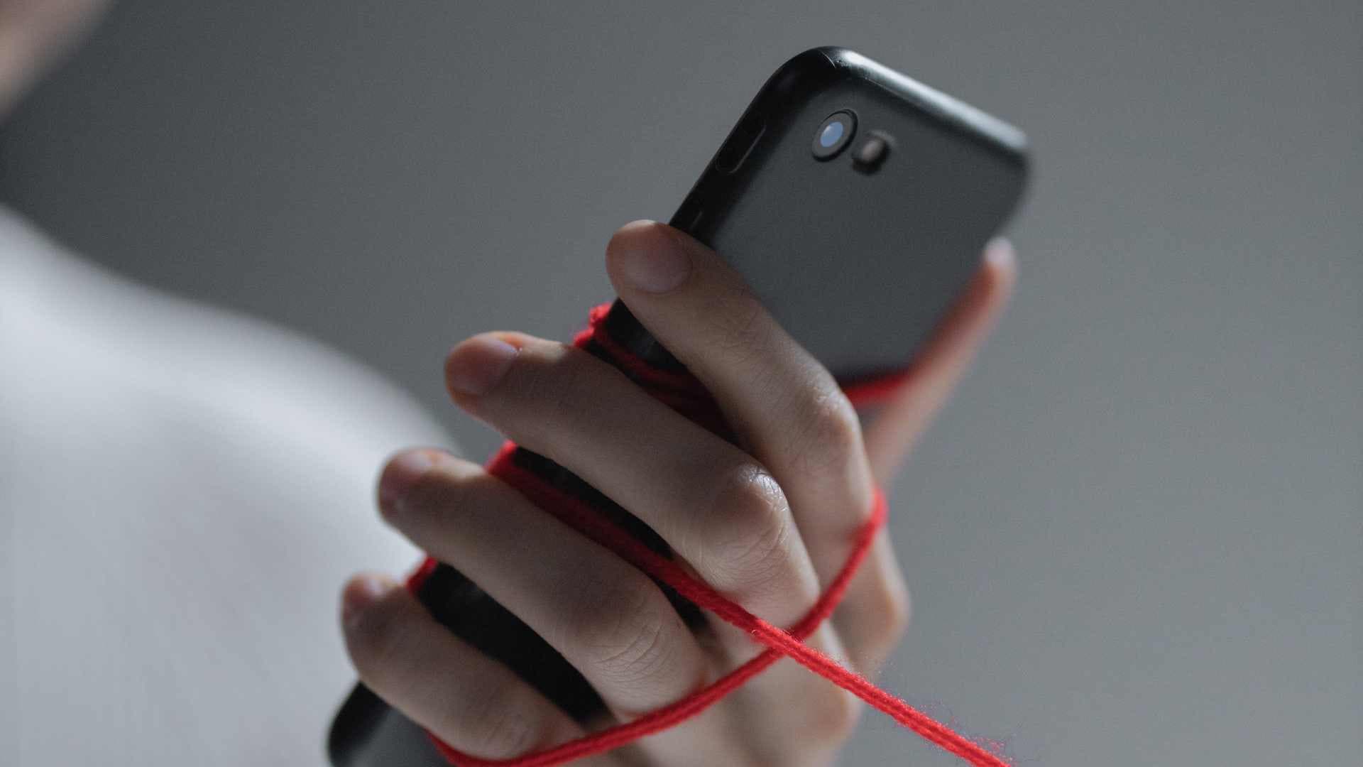 Patoinfluencerzy, seksting i przemoc w Internecie – co naprawdę robi Twoje dziecko online?
